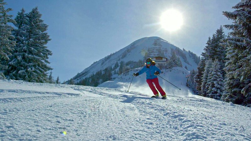 Conny Bürgler beim Skifahren in Berwang. – Bild: Bergblick