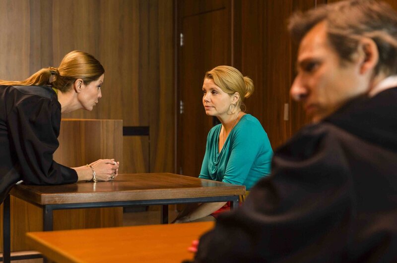 Während Kurt weiß, dass Danni (Annette Frier, M.) einen groﬂen Fehler damit gemacht hat, Pit zu verraten, muss Danni im Gericht aussagen und wird zum Leidwesen von August (René Steinke, r.) von Pits Anwältin Lydia Tretschock (Esther Schweins, l.) in die Mangel genommen. – Bild: SAT.1 /​ Frank Dicks Eigenproduktionsbild frei