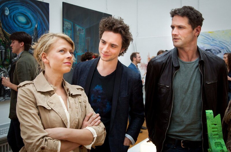 ARD HEITER BIS TÖDLICH – AKTE EX, FOLGE 5 (WH.), „Schweinkram“, am Dienstag (23.06.15) um 18:50 Uhr im ERSTEN. Ausflug in die Weimarer Kunstzene: der ausstellende Künstler Tobias Krüger (André Kaczmarczyk, M.) flirtet mit Kristina Katzer (Isabell Gerschke, l.). Lukas Hundt (Oliver Franck, r.) gefällt das gar nicht. – Bild: ARD/​Andreas Wünschirs