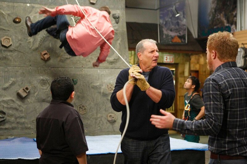 Irritiert von Mitchells (Jesse Tyler Ferguson, re.) Kommentar, lässt Jay (Ed O’Neill, Mi.) das Seil mit dem daran gesicherten Cameron (Eric Stonestreet, hi.) los … (li. Rico Rodriguez als Manny) – Bild: ViacomCBS