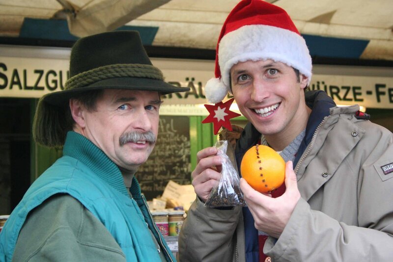 Willi (rechts) mit dem Gewürzhändler Hans Hollweck, der ihm den Tipp gibt, Orangen mit Gewürznelken zu spicken, damit sie einen herrlichen Weihnachtsduft verströmen. – Bild: BR/​megaherz gmbh