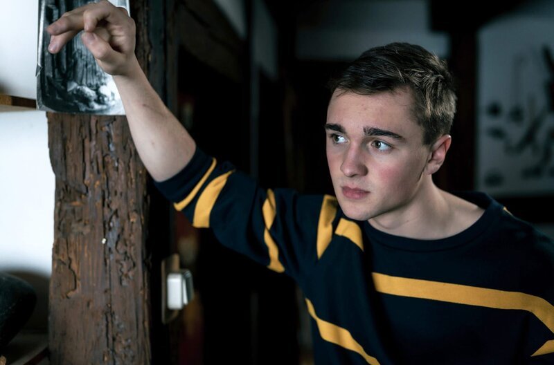Bastian (Luis Vorbach) spioniert hinter dem Freund seiner Mutter her. – Bild: SWR/​Christian Koch