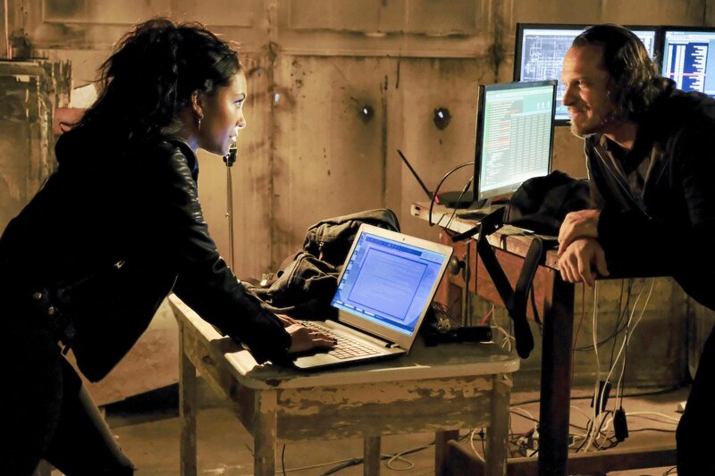 L-R: Riley Davis(Tristin Mays), Cyclone (Ronnie Gene Blevins). – Bild: PLURIMEDIA (CBS Broadcasting Inc.)