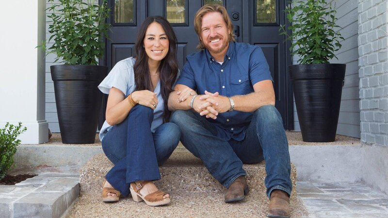 As seen on Fixer Upper, Chip and Joanna Gaines outside the Sandvall’s renovated home. (Portrait) – Bild: HGTV/​Scripps Networks, LLC.