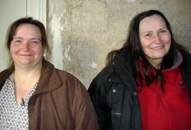 Sabine (68, re.) und Tochter Evelyn (42) sind echte Lebenskünstlerinnen. Obwohl beide nur über wenig Geld verfügen, haben sie es geschafft, sich ein eigenes Haus zu kaufen. – Bild: RTL II