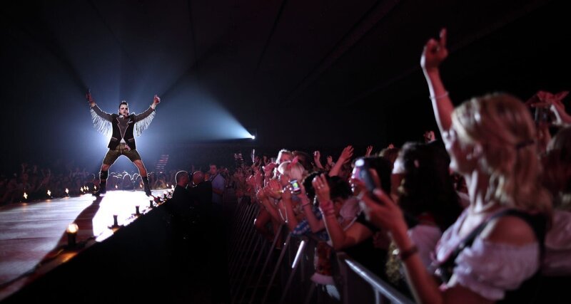 „Andreas Gabalier – Volks-Rock’n’Roller Tour 2012“, Aufzeichnung aus der Wiener Stadthalle Andreas Gabalier ist der Volks-Rock-’n’-Roller: 3sat zeigt einen Live-Mitschnitt des Abschlusskonzerts seiner ersten großen Tournee. Vor 12.600 Zuschauerinnen und Zuschauern präsentierte er 2012 seine bekanntesten Hits in der Wiener Stadthalle. Andreas Gabalier ist der derzeit erfolgreichste österreichische Interpret und nennt neben zahlreichen Gold- und Platinauszeichnungen sogar einen Echo sein Eigen. Er bricht musikalische Rekorde. Bei der „Andreas Gabalier: Volks-Rock-’n’-Roller-Tour 2012“ darf sich das Publikum auf alle Hits des Ausnahmekünstlers freuen, darunter „I sing a Liad für di“, „Sweet Little Rehlein“ und „Volks-Rock’n’Roller“.m Bild: Andreas Gabalier. SENDUNG: 3sat – SO – 26.10.2014 – 17:15 UHR. – Veroeffentlichung fuer Pressezwecke honorarfrei ausschliesslich im Zusammenhang mit oben genannter Sendung oder Veranstaltung des ORF bei Urhebernennung. Foto: ORF/​Universal Music. Anderweitige Verwendung honorarpflichtig und nur nach schriftlicher Genehmigung der ORF-Fotoredaktion. Copyright: ORF, Wuerzburggasse 30, A-1136 Wien, Tel. +43-(0)1–87878–13606 – Bild: ORF/​Universal Music