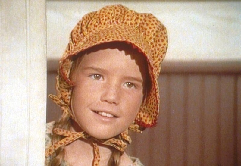 Laura (Melissa Gilbert) schwärmt für ihren Mitschüler Henry. – Bild: Worldvision Lizenzbild frei