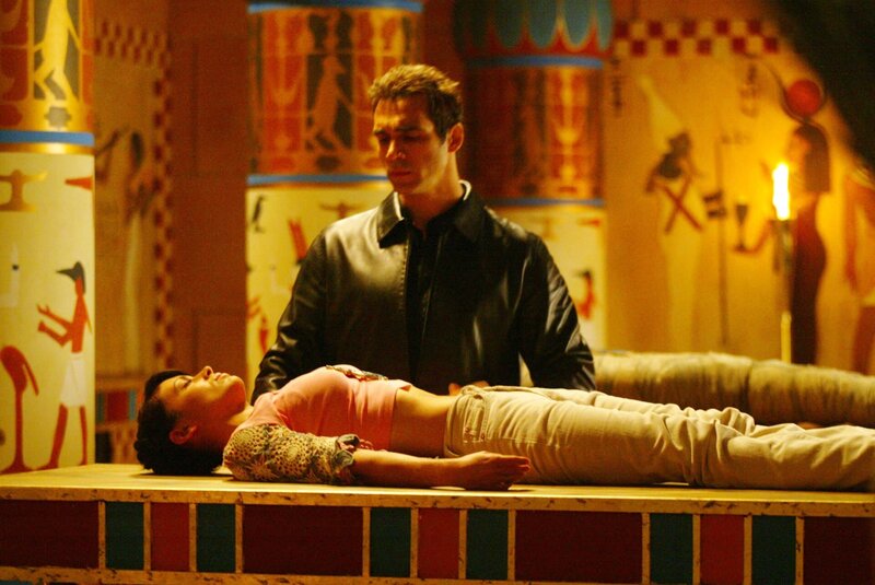 Für die Seele seiner Geliebten, hat Jeric (Adrian Paul, oben) den Körper von Phoebe (Alyssa Milano, unten) auserwählt … – Bild: Paramount International Television Lizenzbild frei