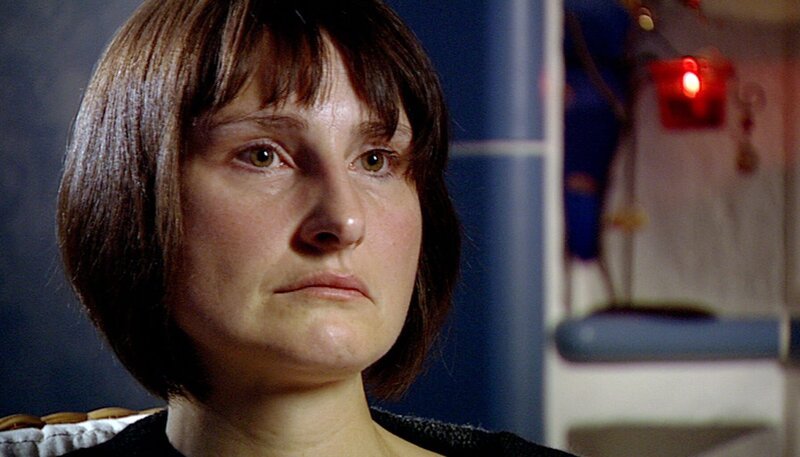 Melanie Mertes befand sich auf Hochzeitsreise in Kao Lak und überlebte den Tsunami schwer verletzt. Sie schildert die dramatischen Momente zwischen Leben und Tod und die schreckliche Ungewissheit über das Schicksal ihres Mannes. – Bild: tagesschau24