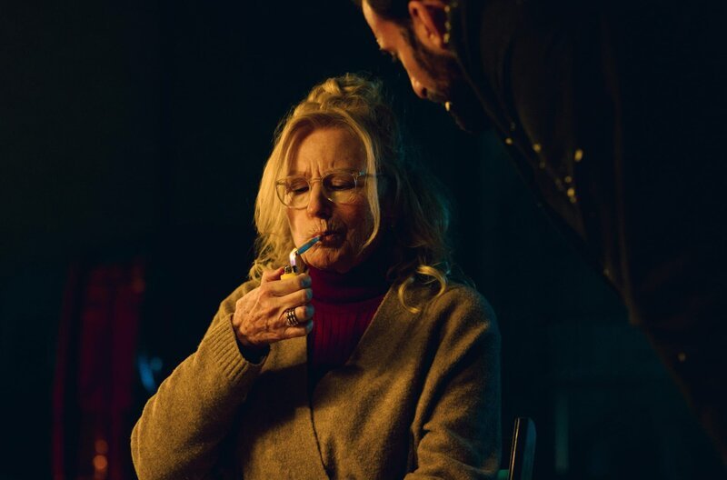 Weihnachten in Krisenzeiten: Maren Kroymann bei „Kroymann: Schöne Bescherung“. – Bild: Radio Bremen/​Niren Mahajan