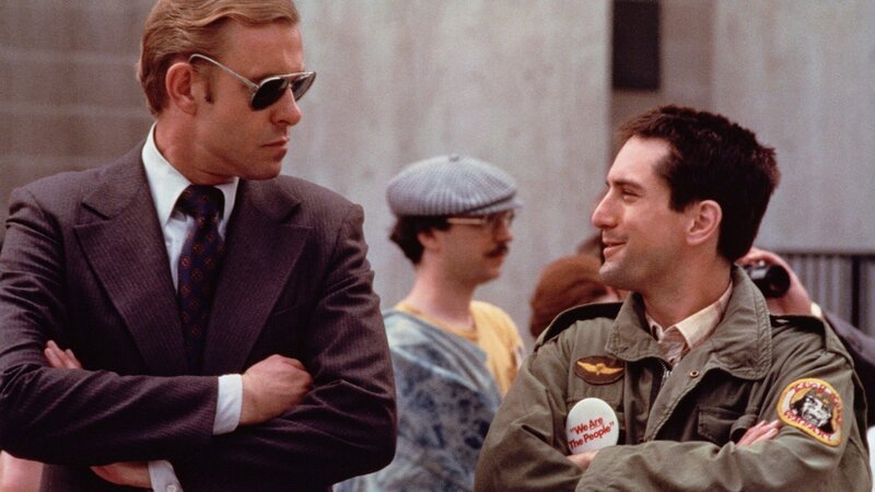 Tall Secret Service Man (Richard Higgs, l.), Travis Bickle (Robert De Niro, r.) – Bild: AXN Black Tall Secret Service Man (Richard Higgs, l.), Travis Bickle (Robert De Niro, r.) – Bild: AXN Black