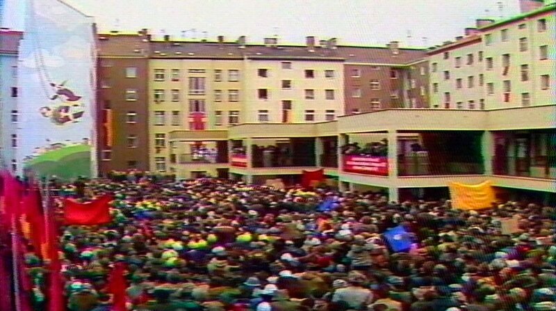 Das Jahr 1984 – DDR-Bürger besetzen die Ständige Vertretung der Bundesrepublik in Ost-Berlin. In West-Berlin wird Eberhard Diepgen Regierender Bürgermeister und Box-Idol Bubi Scholz erschießt seine Frau. Feierliche Übergabe der 2 Millionsten Wohnung am Arkonaplatz in Ost-Berlin. – Bild: BR/​rbb