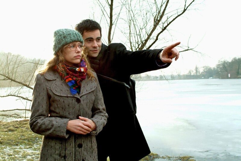 Lisa hat Mühe standhaft zu bleiben, als David sich ihr nähert. Dieses Foto von Alexandra Neldel darf nur in Zusammenhang mit der Berichterstattung über die Serie „Verliebt in Berlin“ veröffentlicht und verbreitet werden. – Bild: SAT.1 /​ Monika Schürle