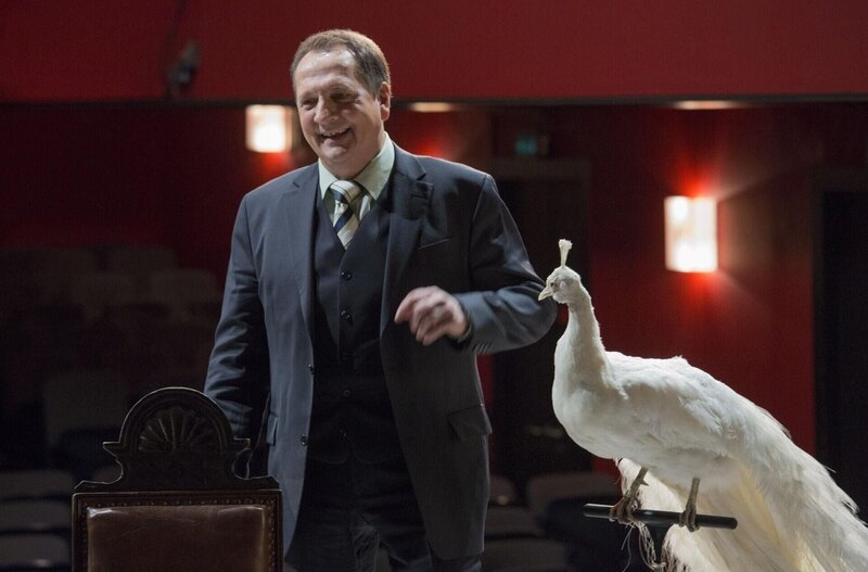 Ortstermin im Theater – Richter Greinert (Thomas Kügel) amüsiert sich über den weißen Pfau. – Bild: Degeto Film GmbH/​ Vertrieb OneGate Media GmbH