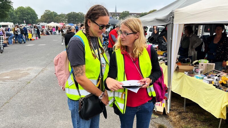 Auf dem Krefelder Trödelmarkt kontrollieren Karina Konsek (l.) und Nadine Hampson (r.) ob die Trödler auf den richtigen Plätzen stehen. – Bild: ZDF, Martina Falz /​ Rolfffilm