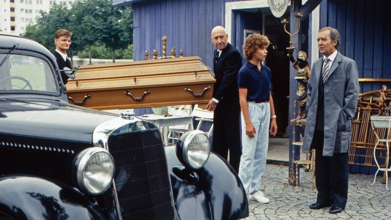 Nach den Ereignissen rund um die Zaubergeige geht Eickelberg (Karl Lieffen, 2.v.l.) mit seinem Kollegen weiter seiner Arbeit nach und Esteban (Hans Clarin, r.) verschwindet auf genauso geheimnisvolle Art und Weise, wie er aufgetaucht war. Oliver (Josef Gröbmayr, 3.v.l.) hingegen bleibt mit der Erkenntnis zurück, dass es manchmal besser ist, die Zukunft nicht zu kennen. – Bild: United Archives