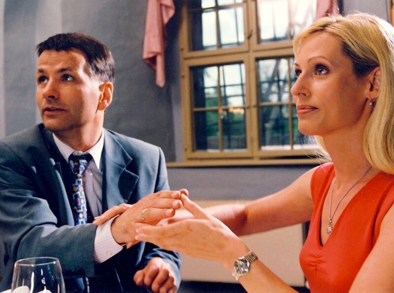 MDR Fernsehen IN ALLER FREUNDSCHAFT FOLGE 155, „Ein schlimmer Verdacht“, Roland (Thomas Rühmann) genießt das Abendessen mit der bezaubernden Elke Fechner (Annette du Moulin), denn sie haben etwas zu feiern … – Bild: MDR/​Krajewski