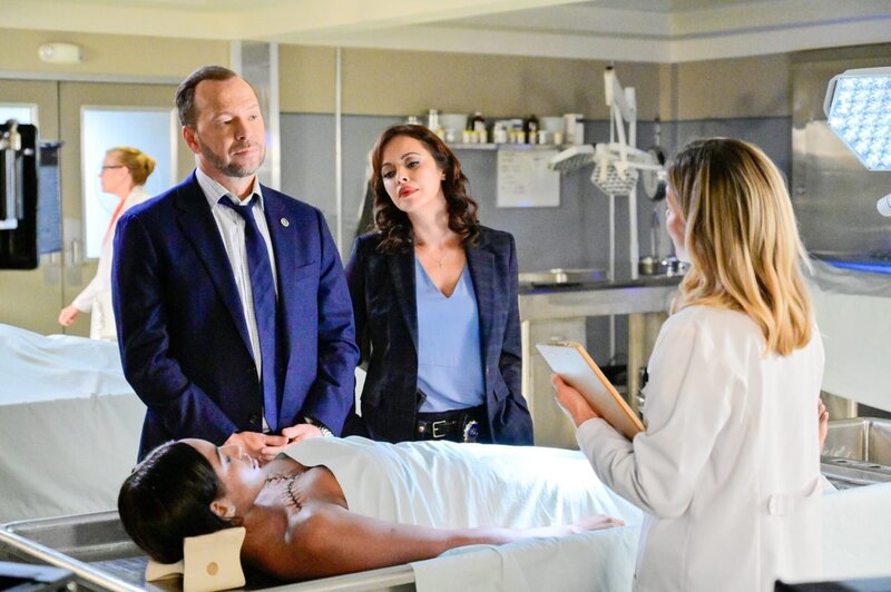 (v.l.n.r.) Danny Reagan (Donnie Wahlberg); Maria Baez (Marisa Ramirez); Gerichtsmedizinerin Megan Carson (Leigh Ann Larkin) – Bild: ORF/​Sevenone International/​CBS/​John Paul Filo