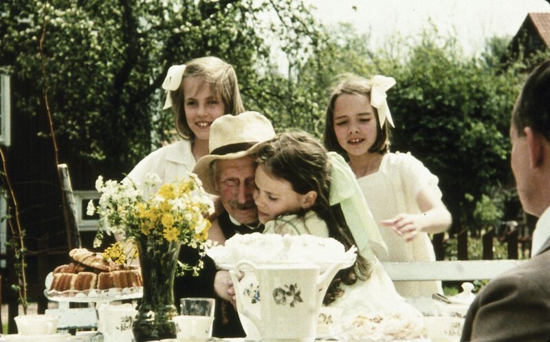 Inga (Anna Sahlin, l.), Lisa (Linda Bergström, 2.v.r.) und Britta (Ellen Demerus, r.) beglückwünschen den Großvater von Inga und Lisa zum 80. Geburtstag. – Bild: Taurus