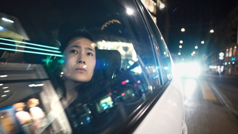 Feifei im Taxi in Shanghai – Bild: SRF