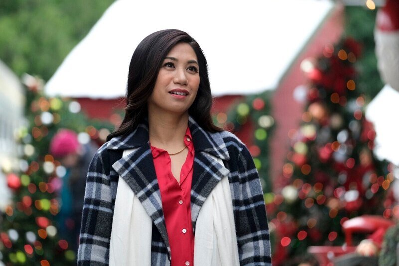 Die Liebesromanautorin Natalie Wolf (Liza Lapira), die für ihre Weihnachtsbücher bekannt ist, findet sich eingeschneit in der malerischen Stadt Cranberry Falls wieder. Dort wird sie unerwartet in eine Dreiecksbeziehung verwickelt. +++ Die Verwendung des sendungsbezogenen Materials ist nur mit dem Hinweis und Verlinkung auf RTL+ gestattet. +++ – Bild: Paramount Pictures International Ltd. /​ CBS ENTERTAINMENT /​ CBS