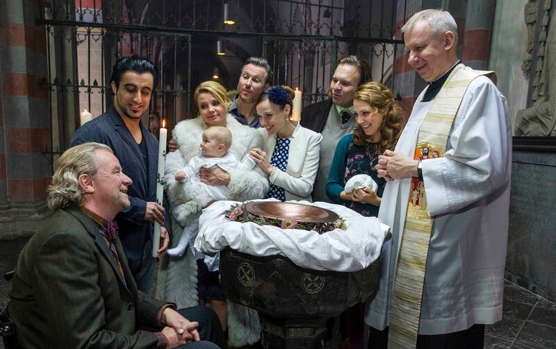 Tauffeier der kleinen Lulu: (v.li.) Kurt (Axel Siefer), Orkan (Orhan Müstak), Lulu (Ida Rau), Danni (Annette Frier), Pit (Dirk Borchardt), Bea (Nadja Becker), Nils (Oliver Fleischer), Wiebke (Nikola Kastner) und Pater Gabriel (Ludger Pistor). – Bild: SAT.1 Eigenproduktionsbild frei