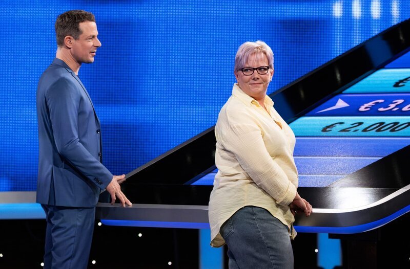 Moderator Alexander Bommes (l.) mit der Kandidatin Kathrin Dennstädt (r.). – Bild: ARD/​Uwe Ernst