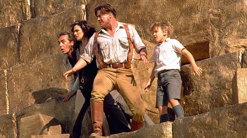 v.li.: Jonathan (John Hannah), Evie (Rachel Weisz), Rick (Brendan Fraser) und Alex (Freddie Boath) haben einen Ausgang aus der Pyramide gefunden … Foto: © 2001 Universal Studios. All Rights Reserved. – Bild: Universal Studios v.li.: Jonathan (John Hannah), Evie (Rachel Weisz), Rick (Brendan Fraser) und Alex (Freddie Boath) haben einen Ausgang aus der Pyramide gefunden … Foto: © 2001 Universal Studios. All Rights Reserved. – Bild: Universal Studios