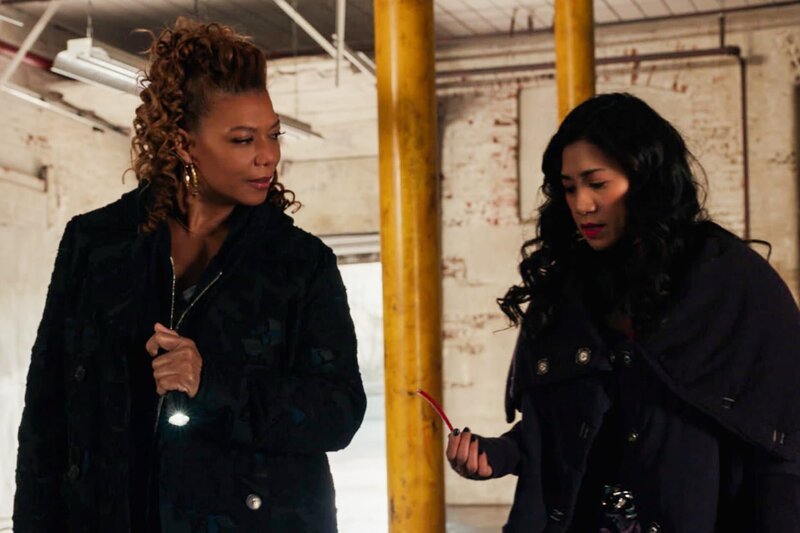 L-R: Robyn McCall (Queen Latifah), Melody ‚Mel‘ Bayani (Liza Lapira) – Bild: 2021 Universal Television LLC and CBS Studios Inc.