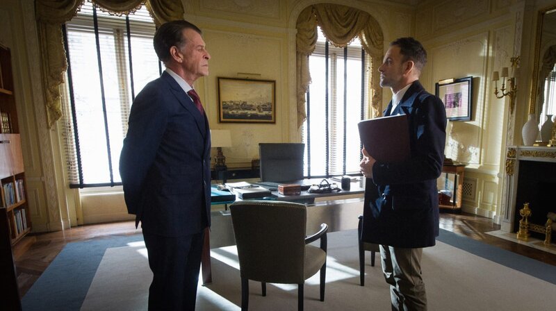 Pictured John Noble as Mr. Morland Holmes and Jonny Lee Miller as Sherlock Holmes – Bild: CBS Broadcasting Inc. /​ Jeff Neira Lizenzbild frei