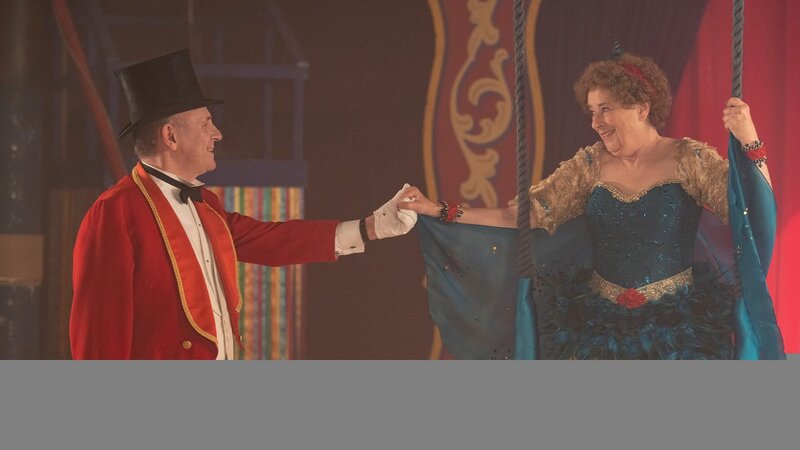 Mr. Percival (Peter Davison) und Phyllis Crane (Linda Bassett) – Bild: AXN White