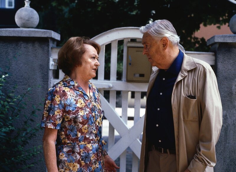 Onkel Rudolf (Hans Holt, r.) mit seiner Haushälterin Josefa (Helly Servi, l.). – Bild: ZDF/​Nova Film