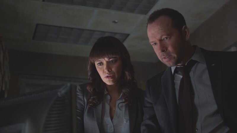 „The Poor Door“ -- Danny and Baez investigate a murder of a lower income resident in a luxury building where 20 percent of the units are made affordable for lower income housing. Also, Frank takes issue with a detective friend of Gormley’s who takes advantage of his position with legal loopholes, on BLUE BLOODS. Pictured: Donnie Wahlberg as Danny Reagan, Marisa Ramirez as Det.Maria Baez. – Bild: CBS Broadcasting Inc.