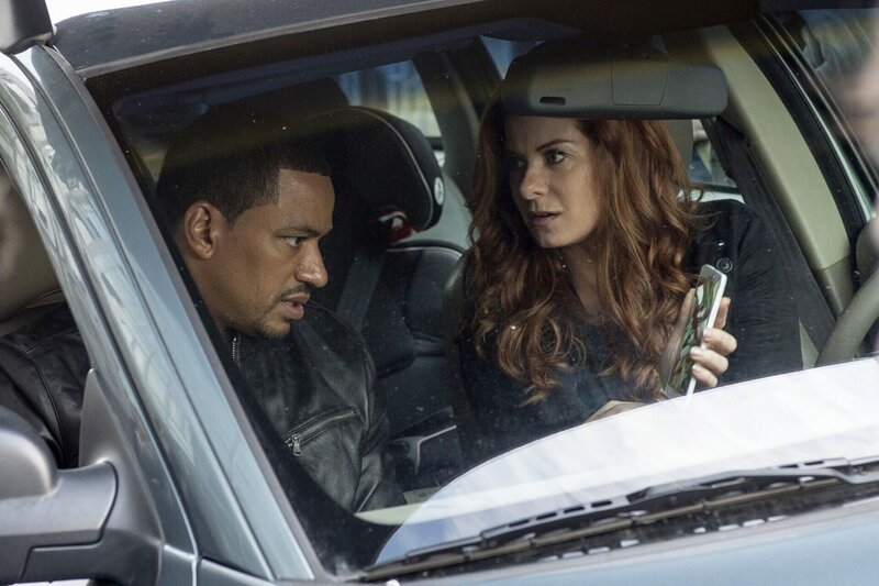 Um einen neuen Fall zu lösen, leisten Billy (Laz Alonso, l.) und Laura (Debra Messing, r.) vollen Einsatz … – Bild: Warner Bros. Entertainment, Inc.