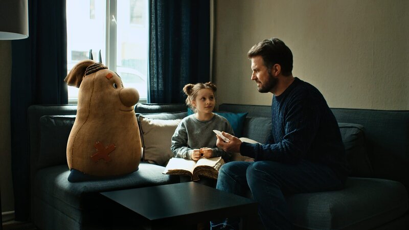 Beutolomäus, Paule (Cloé Heinrich) und Sascha (Simon Böer) haben den ersten von sechs Kristallen. Sie rätseln, wo die übrigen Fragmente vom Herz der Weihnacht versteckt sind. – Bild: KiKA/​WunderWerk