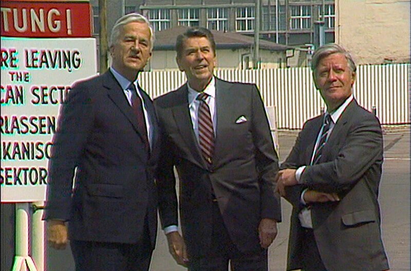 Das Jahr 1982 – der amerikanische Präsident Ronald Reagan besucht den Westteil der Stadt, in Ost-Berlin wird das neue Bettenhaus der Charité eingeweiht und Oppositionelle fordern im „Berliner Appell“ Abrüstung und Meinungsfreiheit in der DDR. Foto: Ronald Reagan gemeinsam mit Helmut Schmidt und Richard von Weizsäcker am Checkpoint Charlie. – Bild: rbb