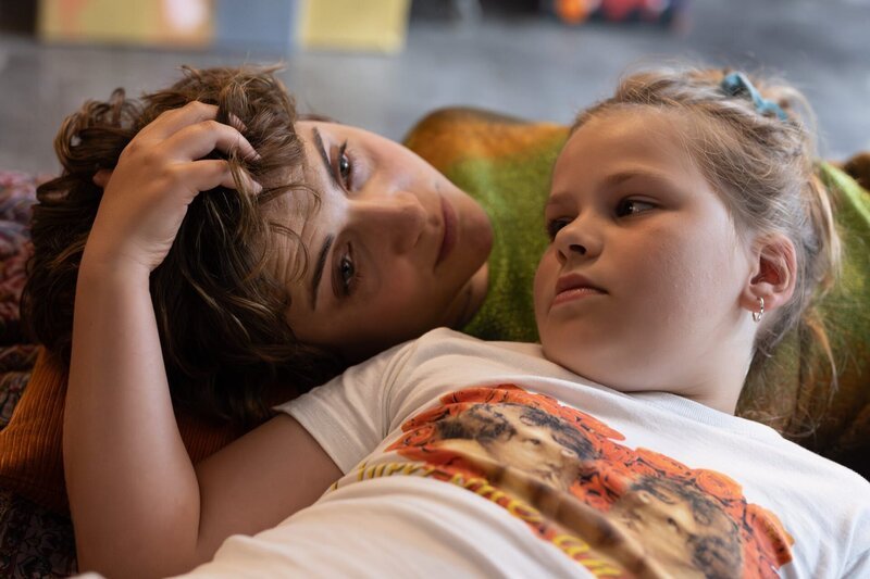 L-R: Helene (Mala Emde) und Madlen (Rosa Henriette Löwe) – Bild: Xiomara Bender, good friends Filmproduktions GmbH