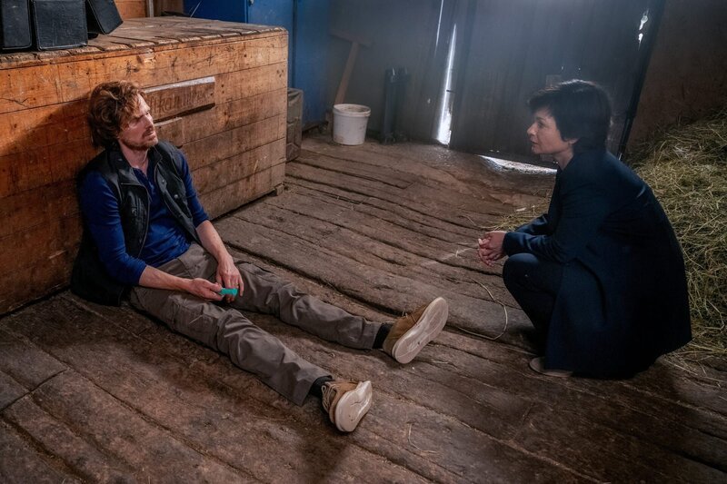 Was hat Tierarzt Dr. Karsten Weser, der mit seiner Frau Brigitte das private Tierasyl betreibt, zu verbergen? Bislang hatte er sich aus dem Aktivismus seiner Frau immer herausgehalten. Im Bild: Dr. Karsten Weser (Michael Menzel), Joe (Katharina Stemberger) – Bild: Stefanie Leo /​ ZDF