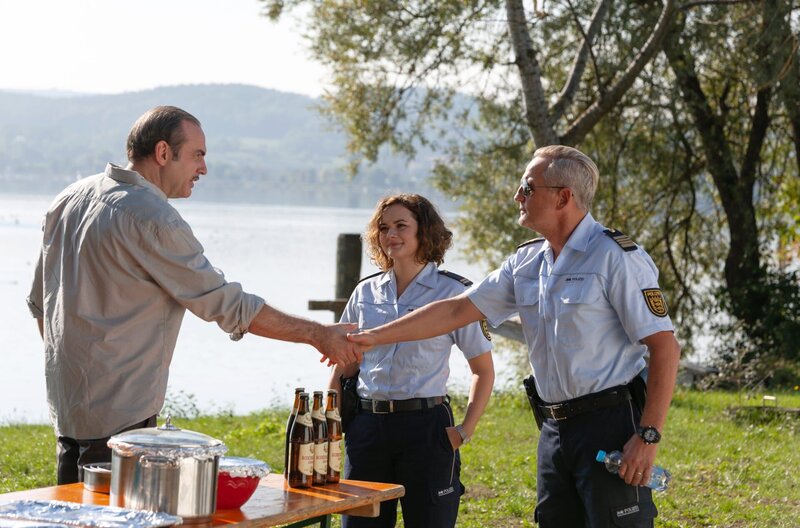Ermittlungen im Kreis des Konstanzer Fasnachtsvereins „Die Teufelskerle“: Gregor Dachser (Miguel Abrantes Ostrowski, l.), der Onkel von Julia Demmler (Wendy Güntensperger, M.) ist aktives Mitglied und erteilt ihr und Paul Schott (Tim Wilde, r.) gerne Auskunft. – Bild: ARD/​Daniel Schmid