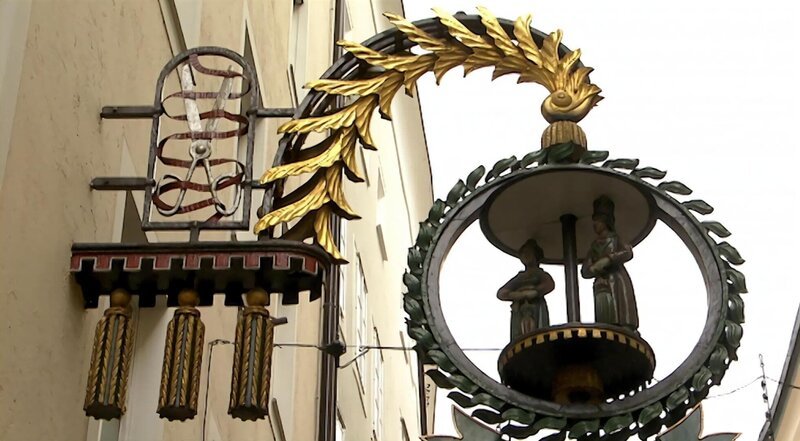 Der eiserne Schirm an der Fassade eines Hauses aus dem 13. Jahrhundert ist das Markenzeichen der Schirmmanufaktur Kirchtag. – Bild: BR