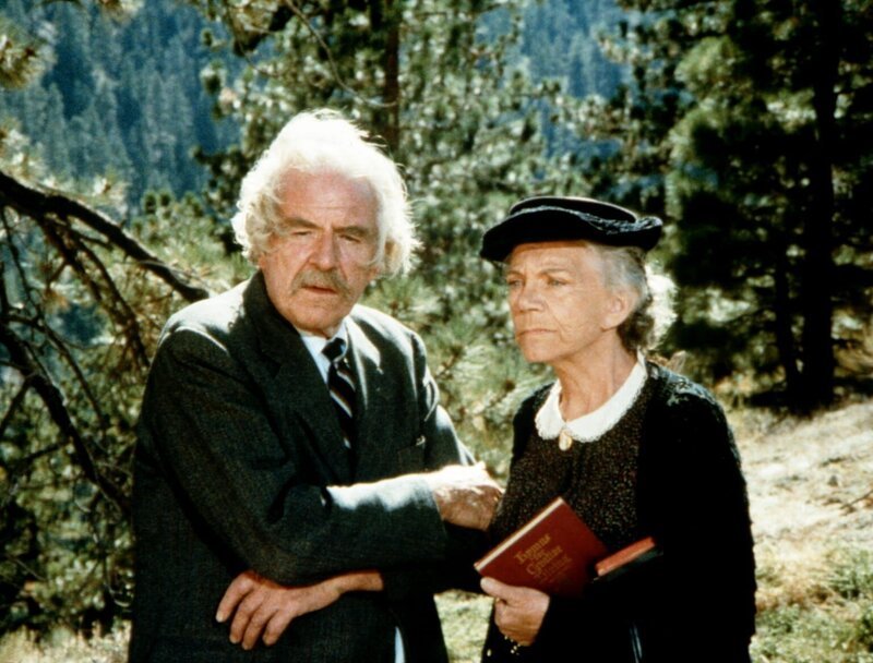 Großvater Sam (Will Geer, l.) und Großmutter Ester (Ellen Corby, r.) können nicht fassen, dass John-Boy ein Stück Land verkauft hat … – Bild: WARNER BROS. INTERNATIONAL TELEVISION