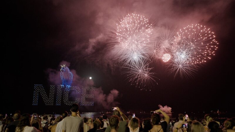 Nizza – zum Höhepunkt der Drohnenshow kommt Feuerwerk hinzu. – Bild: Honorarfrei – nur für diese Sendung inkl. SocialMedia bei Nennung ZDF und Bilderfest GmbH.