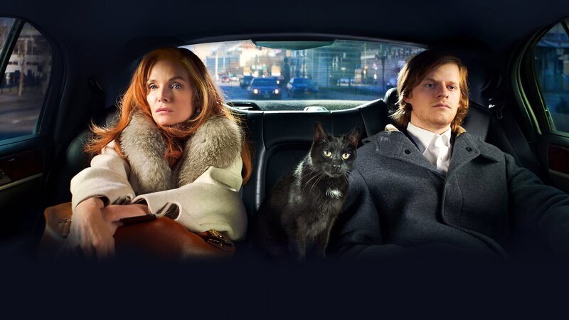 Frances (Michelle Pfeiffer, l.) wandert nach ihrer Privatinsolvenz mit ihrem Sohn Malcolm (Lucas Hedges, r.) und dem Kater Small Frank, in dem Frances verstorbener Mann weiterlebt, nach Paris aus. – Bild: ZDF Frances (Michelle Pfeiffer, l.) wandert nach ihrer Privatinsolvenz mit ihrem Sohn Malcolm (Lucas Hedges, r.) und dem Kater Small Frank, in dem Frances verstorbener Mann weiterlebt, nach Paris aus. – Bild: ZDF