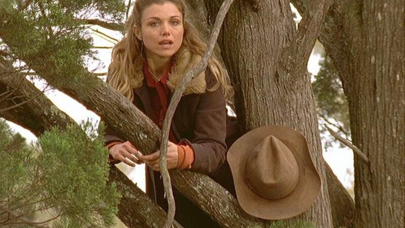 Tess McLeod (Bridie Carter) hat sich in größter Not auf einen Baum gerettet. Doch wovon ging die Gefahr aus? – Bild: TVNOW /​ Southern Star