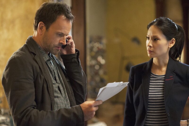 Auf der Suche nach dem Todesengel: Sherlock Holmes (Jonny Lee Miller, l.) und Joan Watson (Lucy Liu, r.) … – Bild: CBS Television