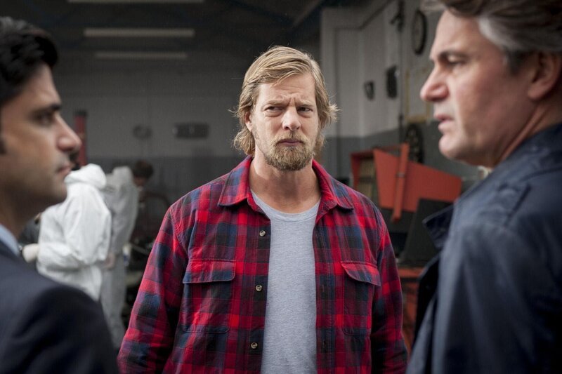 Kaum in den Polizeidienst zurückgekehrt, da müssen sich Andreas Kringge (Maximilian Grill, r.) und Weißkittel Roland Meisner (Robert Lohr, l.) schon bald in Erinnerung rufen, dass Mick (Henning Baum, M.) mit Political Correctness gar nichts am Hut und nur das tut, was er glaubt, tun zu müssen. – Bild: SAT.1