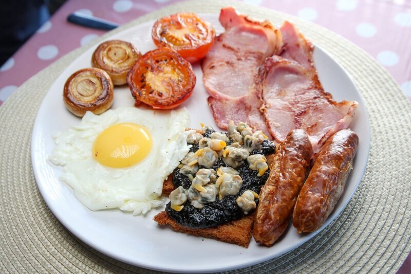 Der Morgen beginnt besser mit einem walisischen Frühstück mit Herzmuscheln und Laverbread im „Lookout Café? Bar“ in Cardiff. – Bild: ORF/​Warner/​The Travel Channel