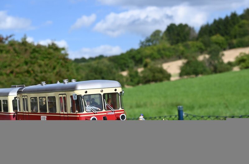 Der Härtsfeldbahn Triebwagen fährt in Dischingen ein – so könnte die Zukunft aussehen. Die Strecke soll bis Dischingen verlängert werden. – Bild: SWR/​Bettina Bansbach