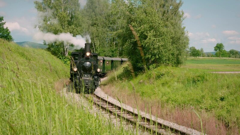 Ein Zug fährt durch das Waldviertel, Österreich. – Bild: Bergblick