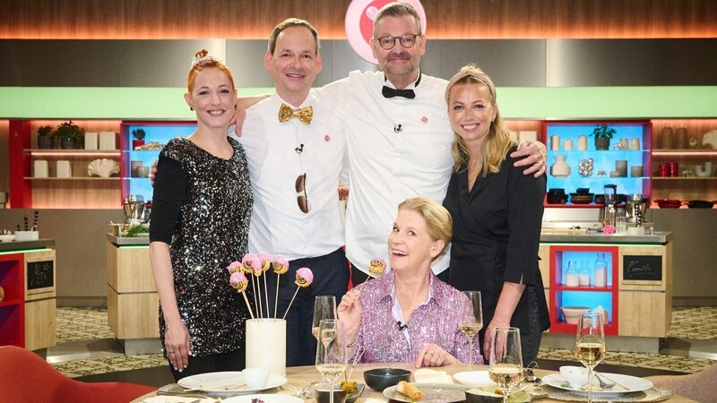 Gruppenfoto von links: Die Profiköche und Profiköchinnen Meta Hiltebrand, Christoph Rüffer, Thomas Martin, Cornelia Poletto und Zora Klipp – Bild: Gunnar Nicolaus
